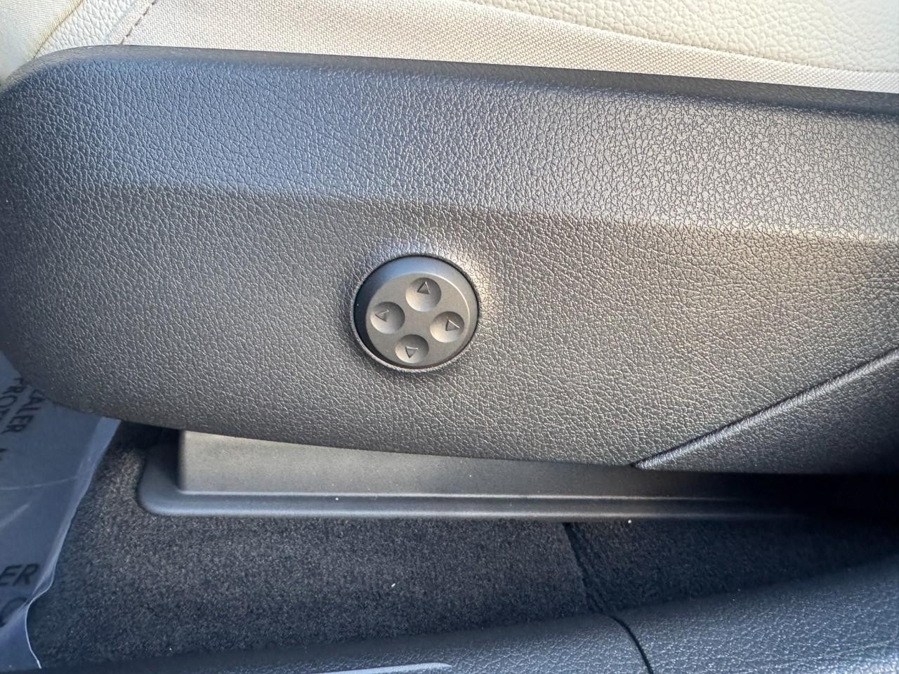 Mercedes-Benz GLC Vehicle Full-screen Gallery Image 29