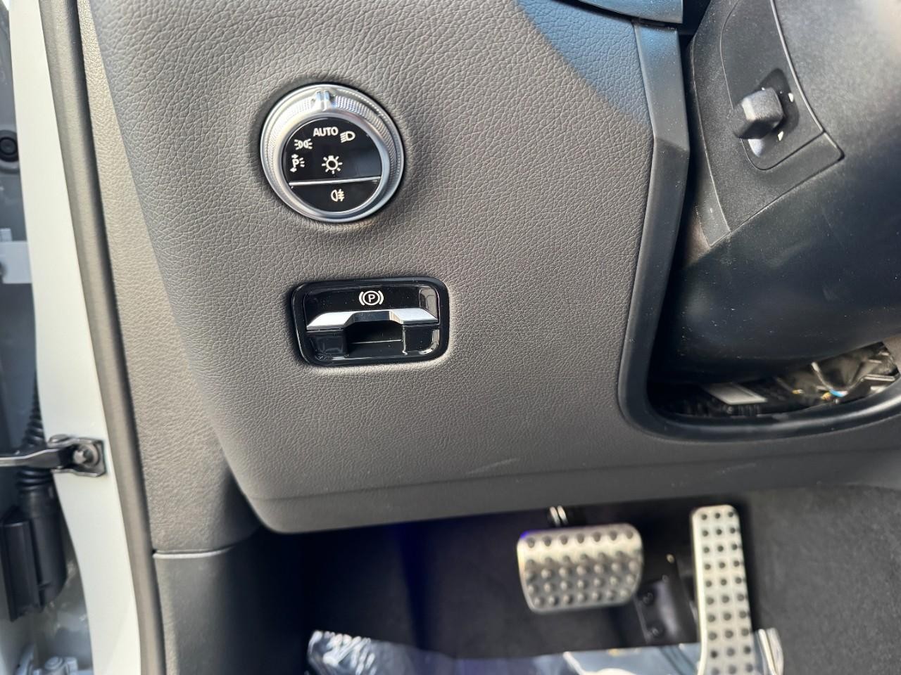 Mercedes-Benz GLC Vehicle Full-screen Gallery Image 30