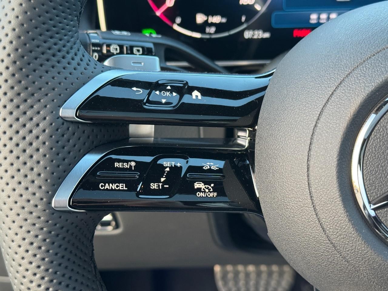 Mercedes-Benz GLC Vehicle Full-screen Gallery Image 31