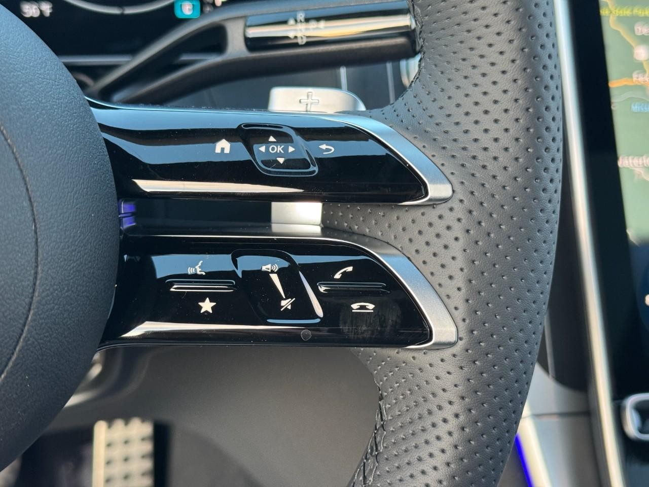 Mercedes-Benz GLC Vehicle Full-screen Gallery Image 32