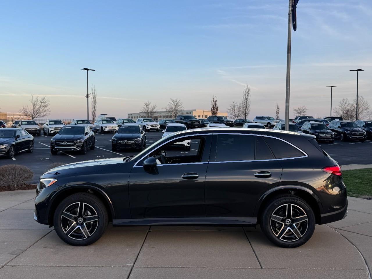 Mercedes-Benz GLC Vehicle Full-screen Gallery Image 2
