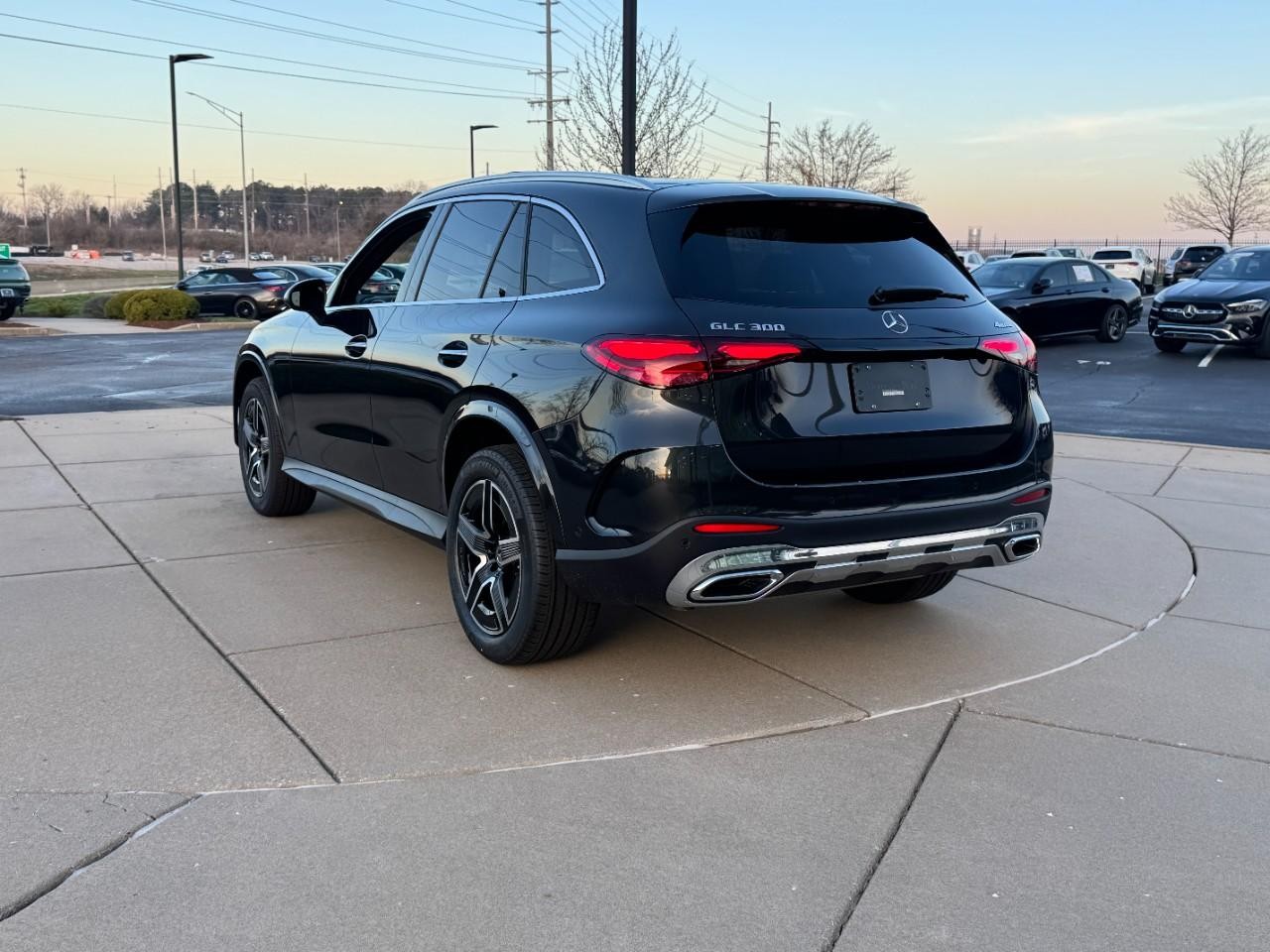Mercedes-Benz GLC Vehicle Full-screen Gallery Image 3