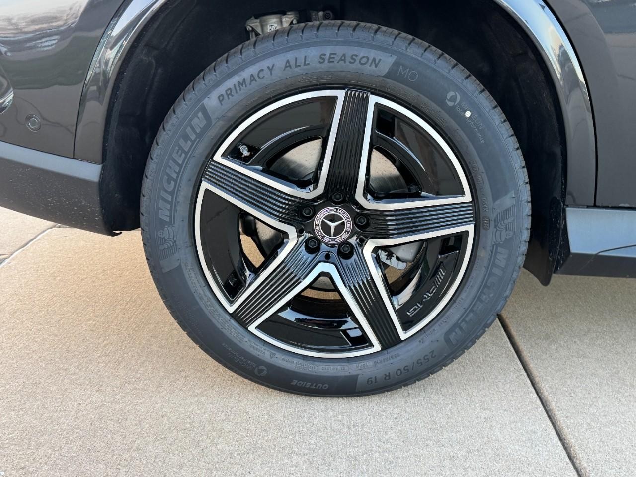 Mercedes-Benz GLC Vehicle Full-screen Gallery Image 5