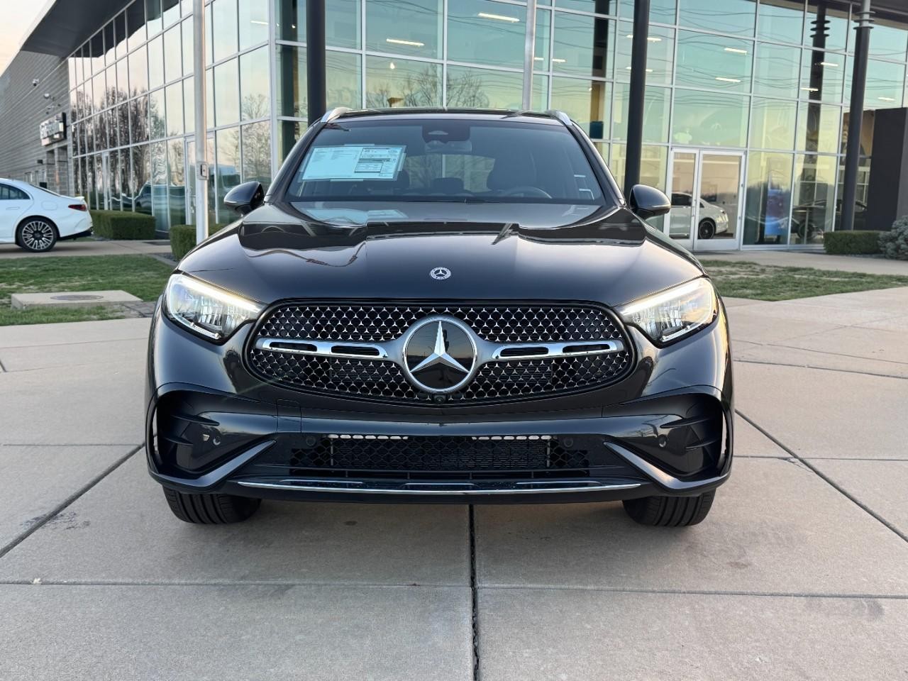 Mercedes-Benz GLC Vehicle Full-screen Gallery Image 7