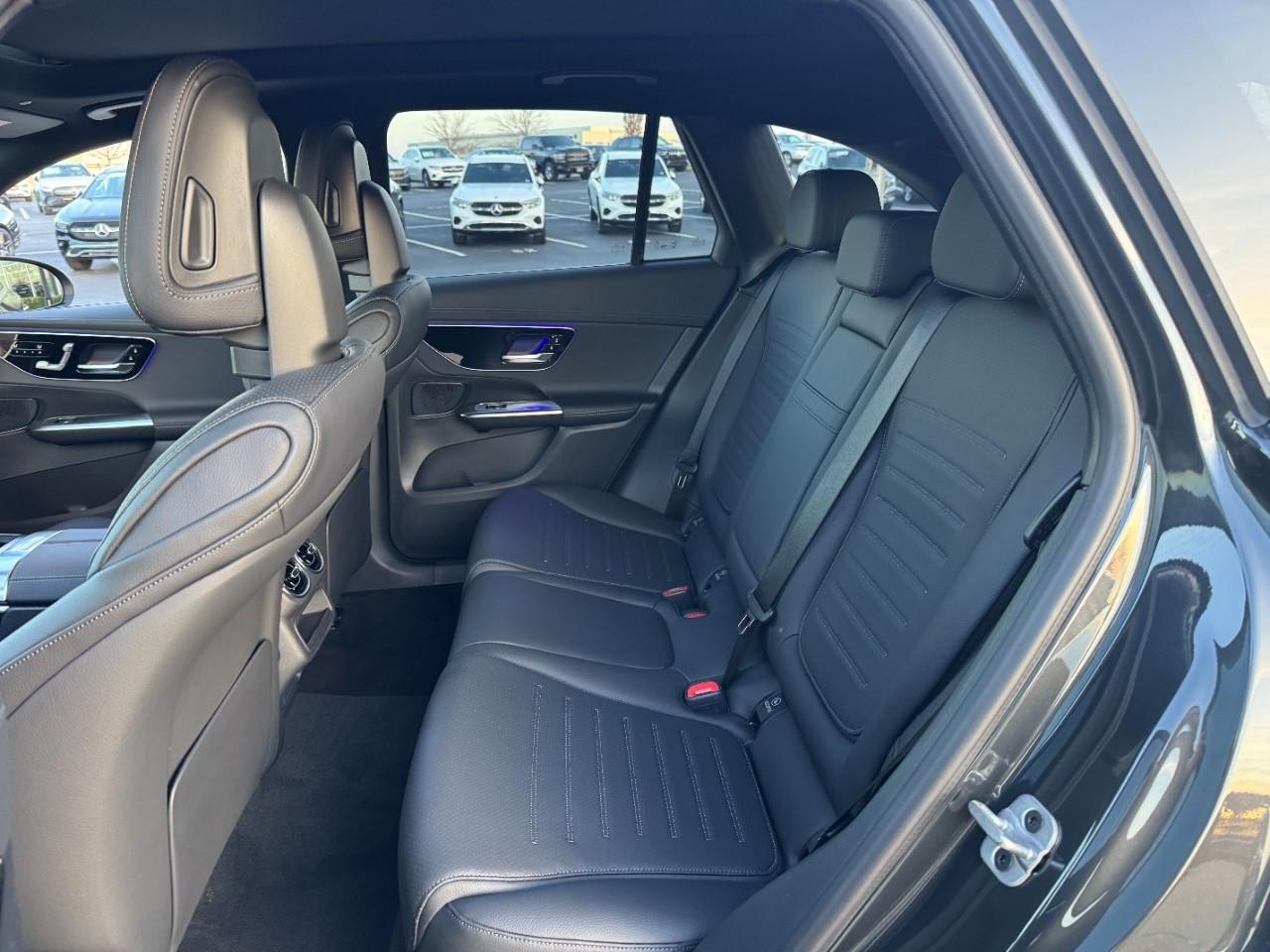 Mercedes-Benz GLC Vehicle Full-screen Gallery Image 8