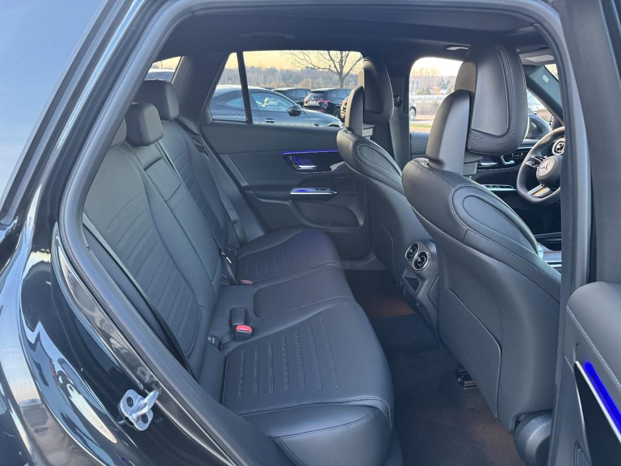 Mercedes-Benz GLC Vehicle Full-screen Gallery Image 10