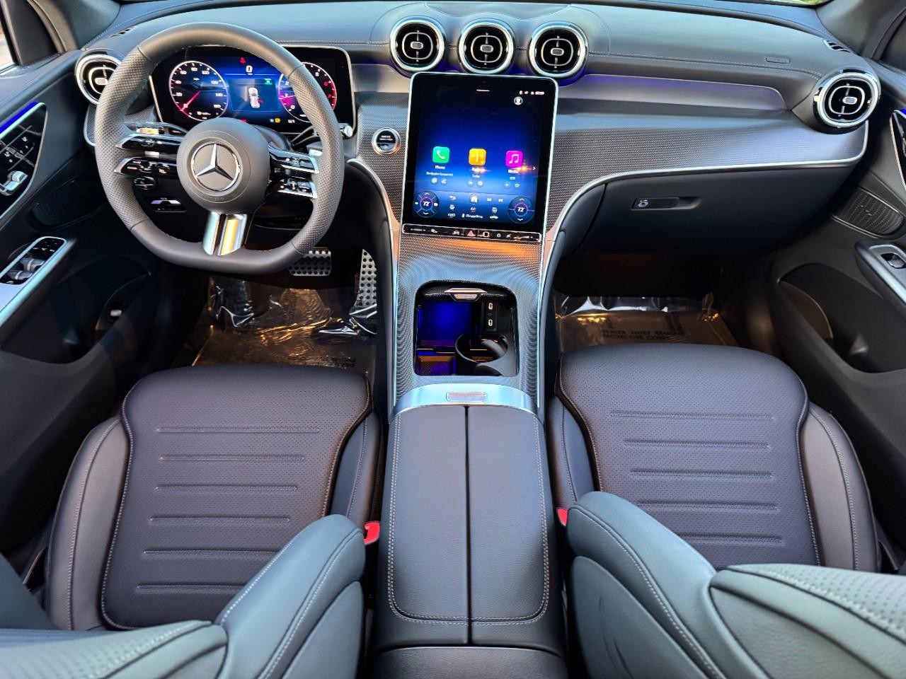 Mercedes-Benz GLC Vehicle Full-screen Gallery Image 12