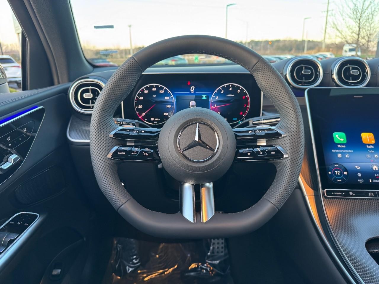 Mercedes-Benz GLC Vehicle Full-screen Gallery Image 13