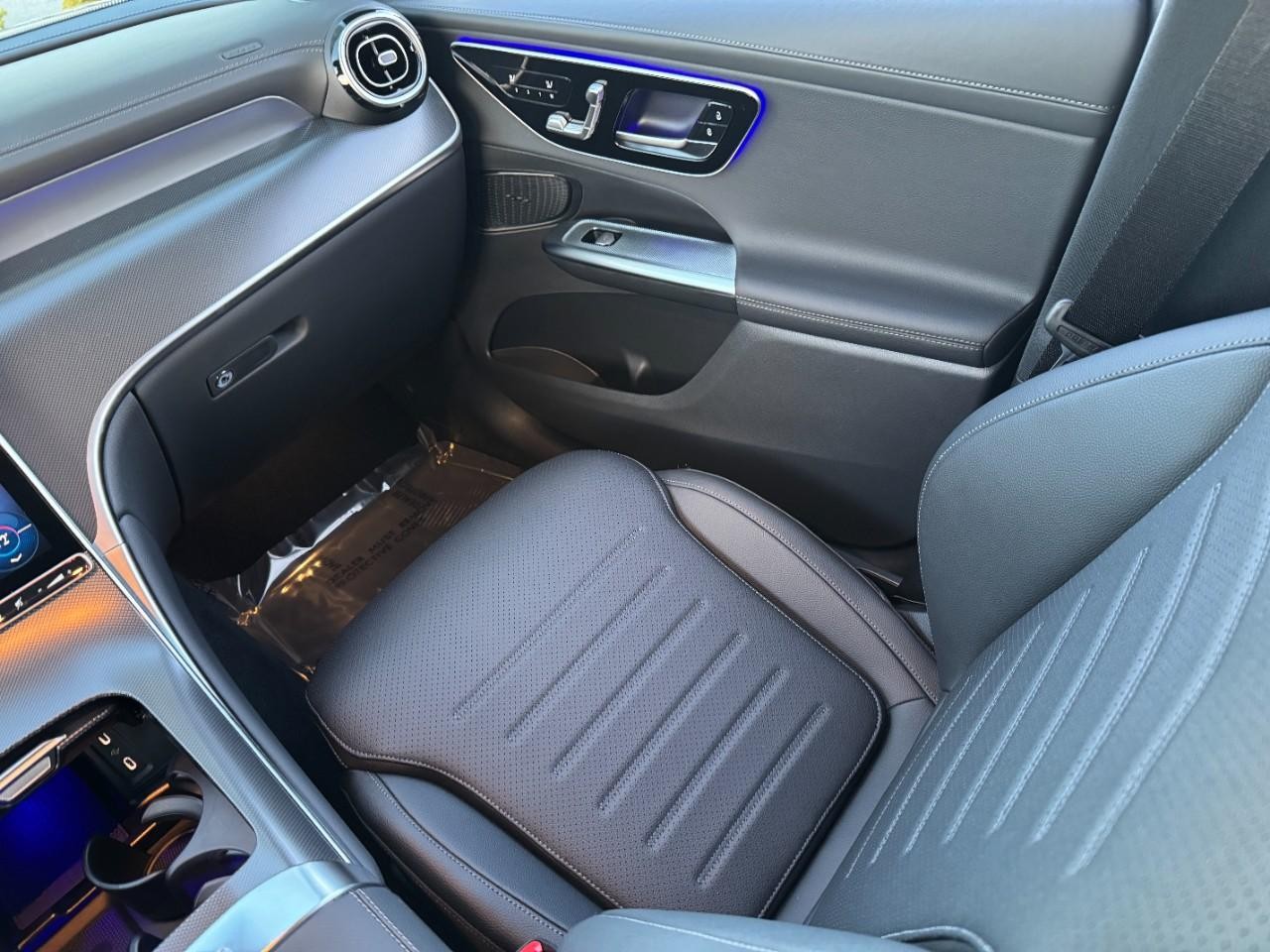 Mercedes-Benz GLC Vehicle Full-screen Gallery Image 15