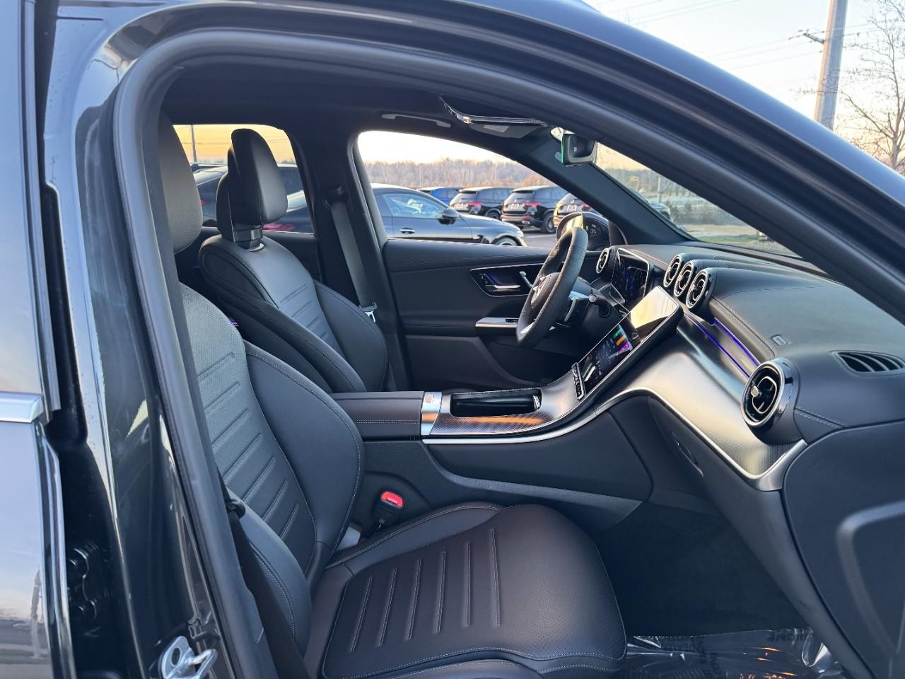 Mercedes-Benz GLC Vehicle Full-screen Gallery Image 16