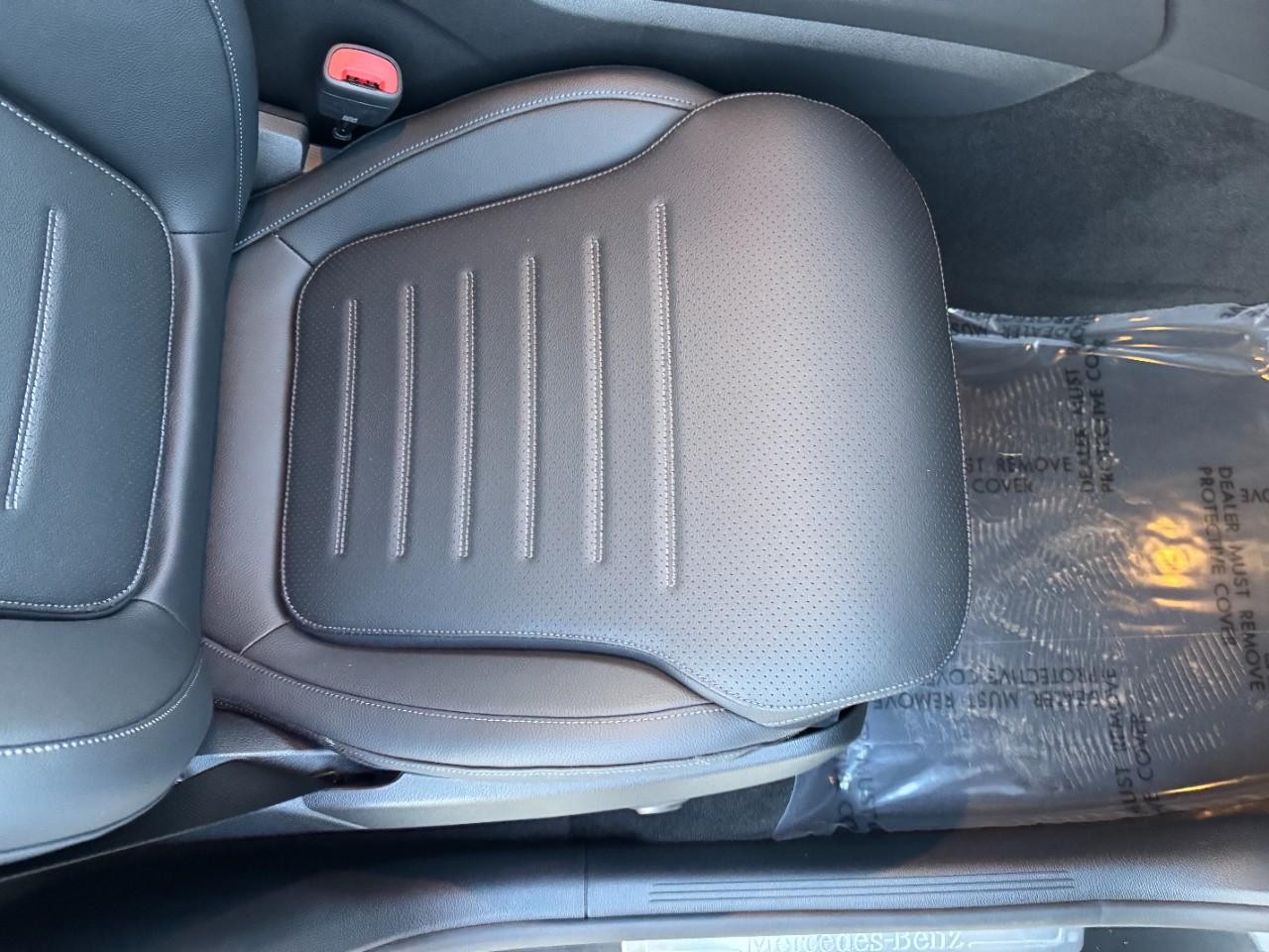 Mercedes-Benz GLC Vehicle Full-screen Gallery Image 17