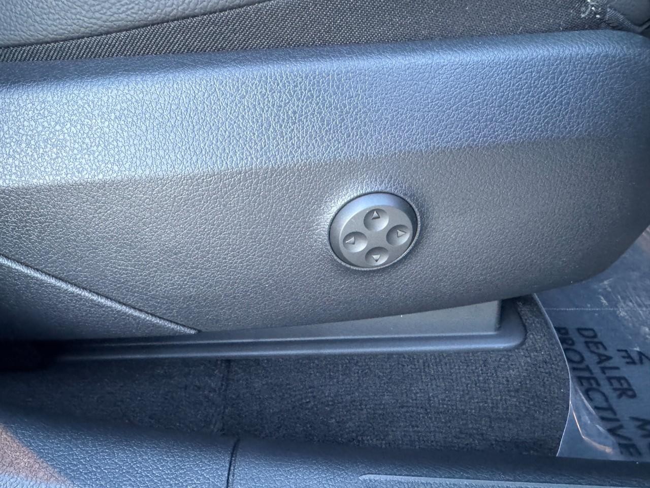 Mercedes-Benz GLC Vehicle Full-screen Gallery Image 18