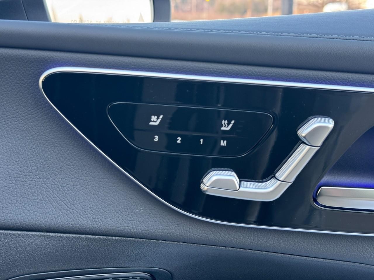 Mercedes-Benz GLC Vehicle Full-screen Gallery Image 19