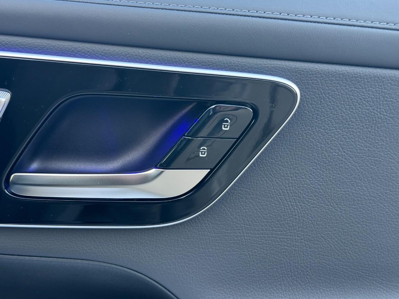 Mercedes-Benz GLC Vehicle Full-screen Gallery Image 20