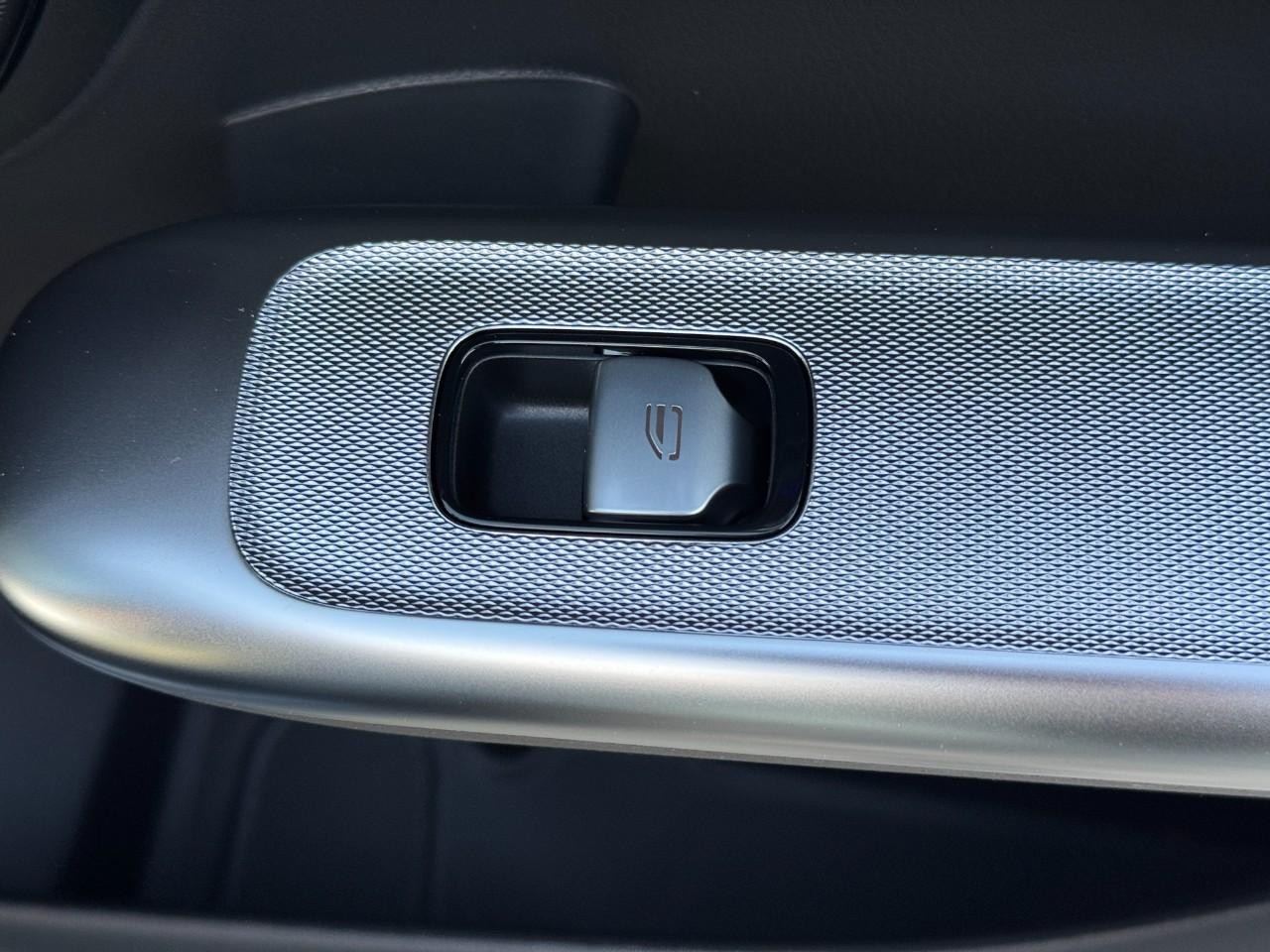 Mercedes-Benz GLC Vehicle Full-screen Gallery Image 21