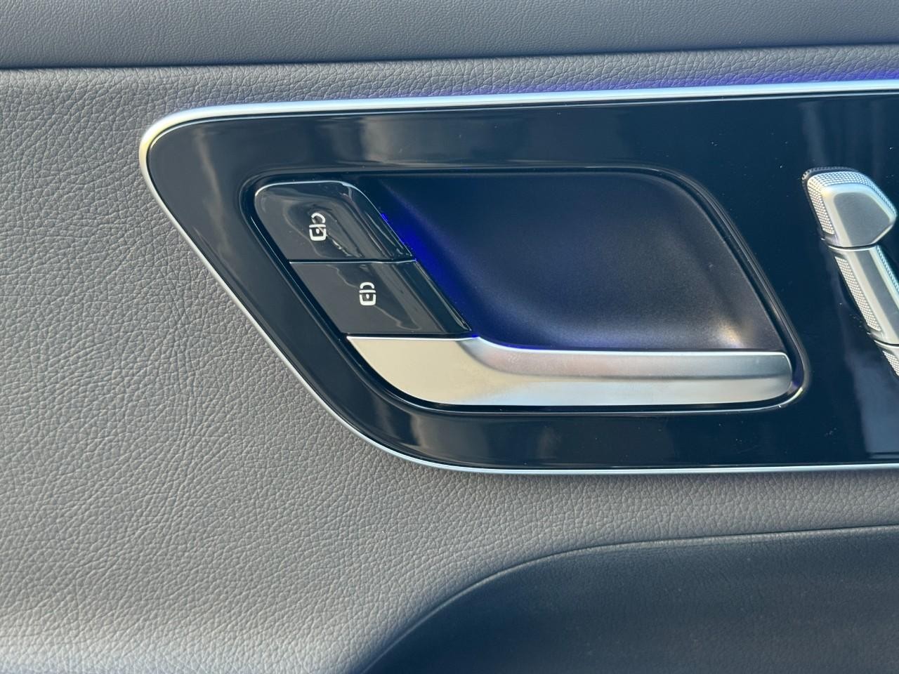 Mercedes-Benz GLC Vehicle Full-screen Gallery Image 23