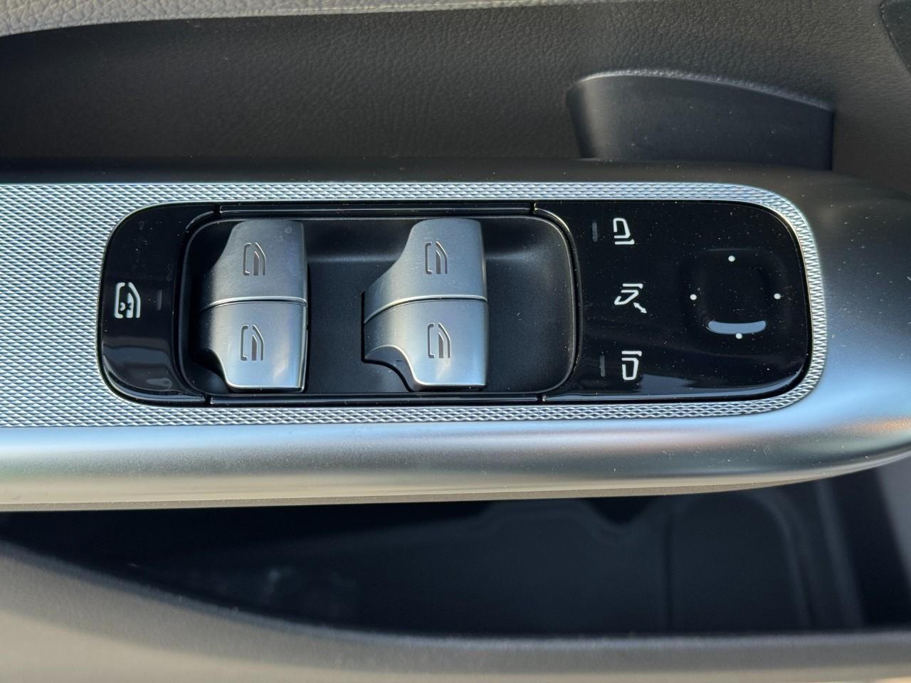 Mercedes-Benz GLC Vehicle Full-screen Gallery Image 24