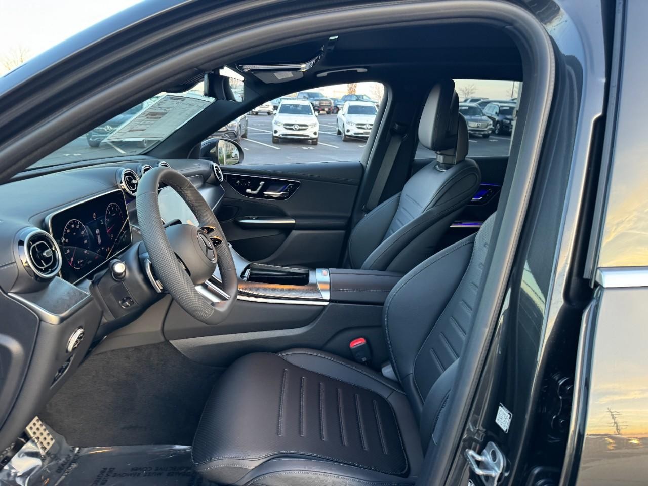 Mercedes-Benz GLC Vehicle Full-screen Gallery Image 26