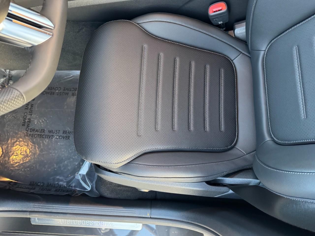 Mercedes-Benz GLC Vehicle Full-screen Gallery Image 27