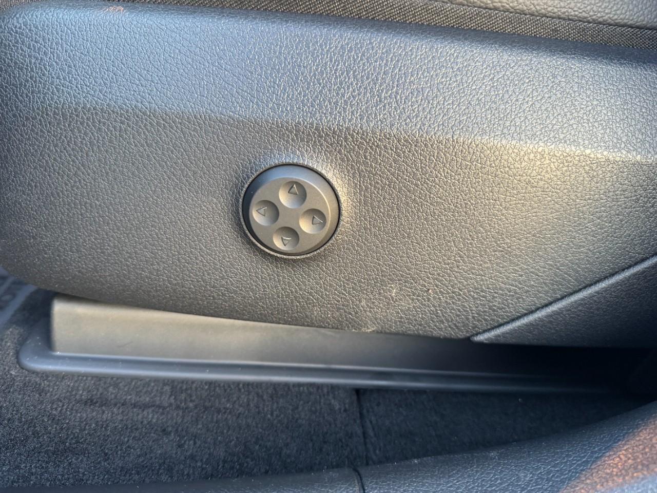 Mercedes-Benz GLC Vehicle Full-screen Gallery Image 28