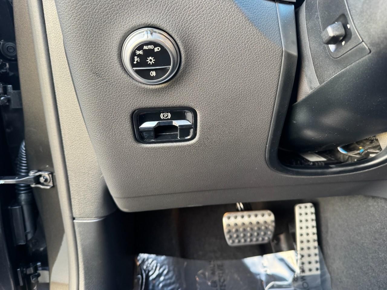 Mercedes-Benz GLC Vehicle Full-screen Gallery Image 29