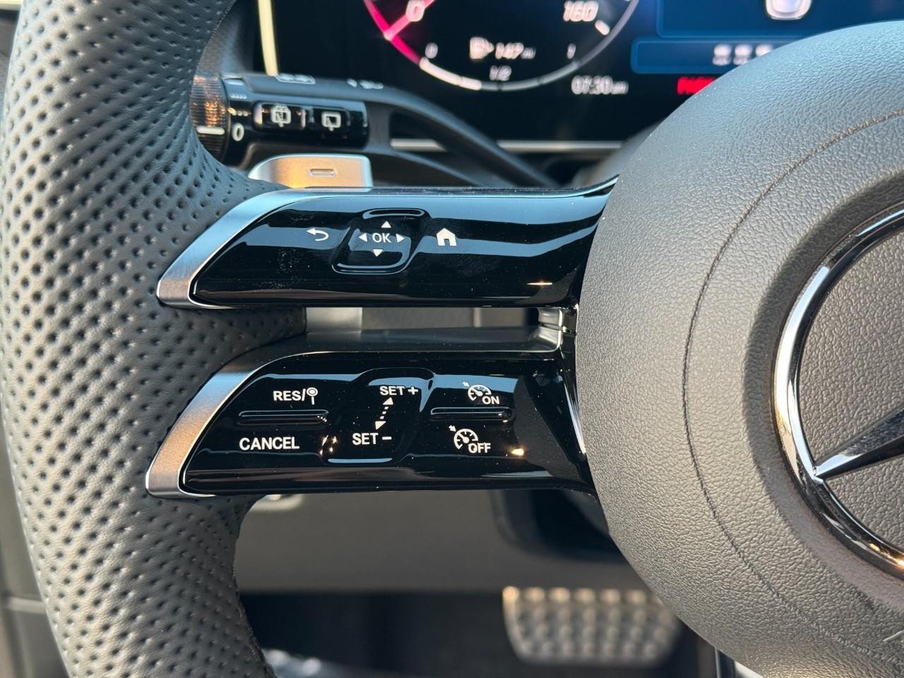 Mercedes-Benz GLC Vehicle Full-screen Gallery Image 30