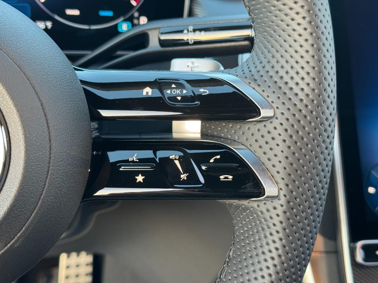 Mercedes-Benz GLC Vehicle Full-screen Gallery Image 31