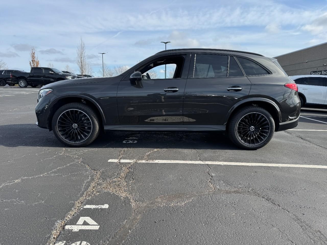 Mercedes-Benz GLC Vehicle Full-screen Gallery Image 2