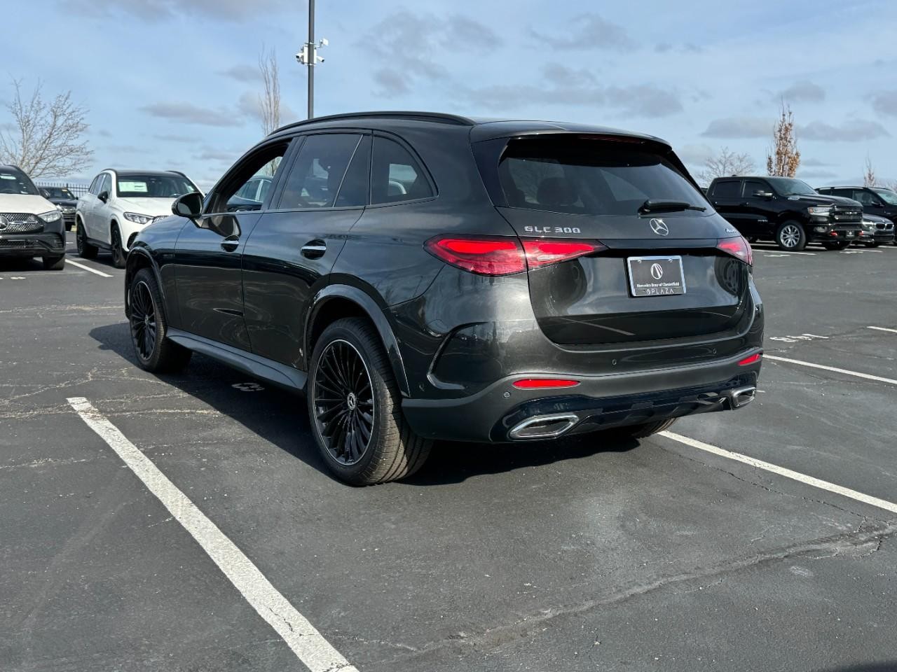 Mercedes-Benz GLC Vehicle Full-screen Gallery Image 3