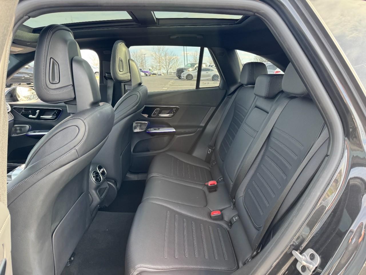 Mercedes-Benz GLC Vehicle Full-screen Gallery Image 8