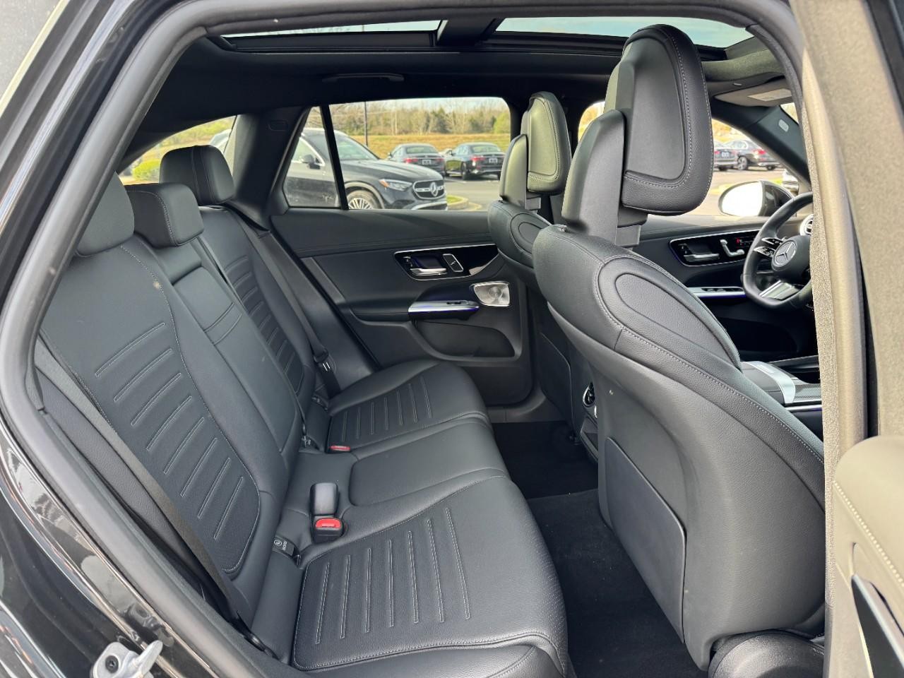 Mercedes-Benz GLC Vehicle Full-screen Gallery Image 10