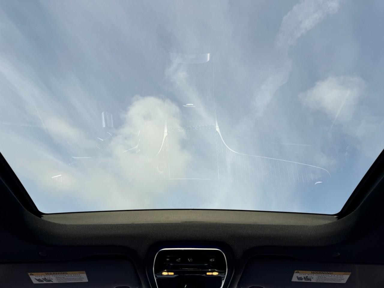 Mercedes-Benz GLC Vehicle Full-screen Gallery Image 11