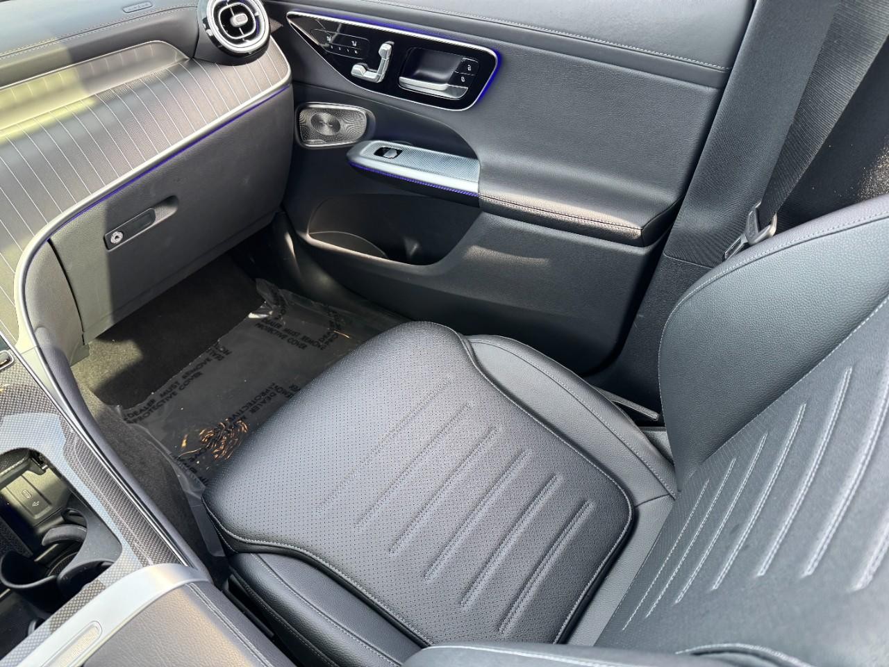 Mercedes-Benz GLC Vehicle Full-screen Gallery Image 15