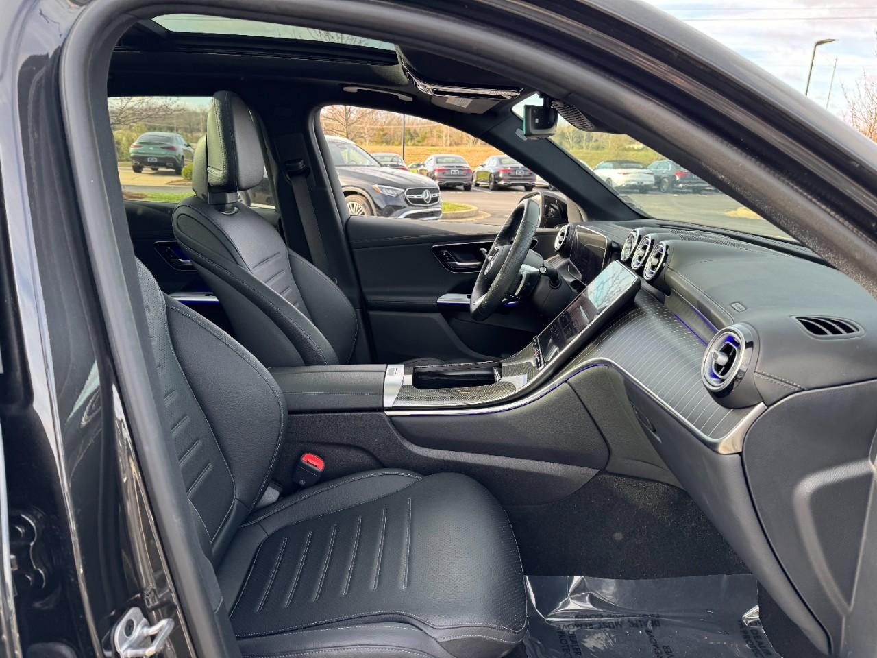 Mercedes-Benz GLC Vehicle Full-screen Gallery Image 16