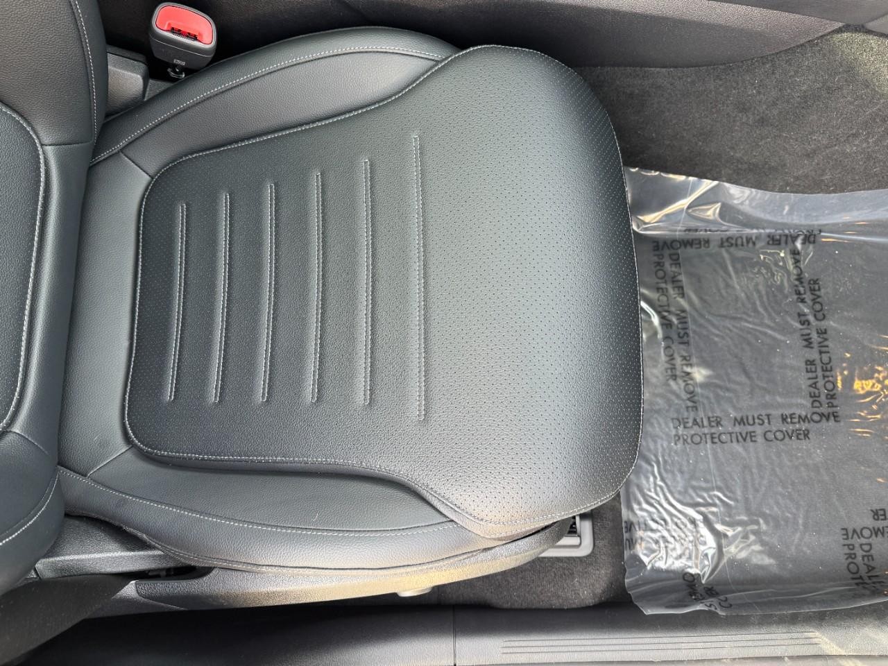 Mercedes-Benz GLC Vehicle Full-screen Gallery Image 17