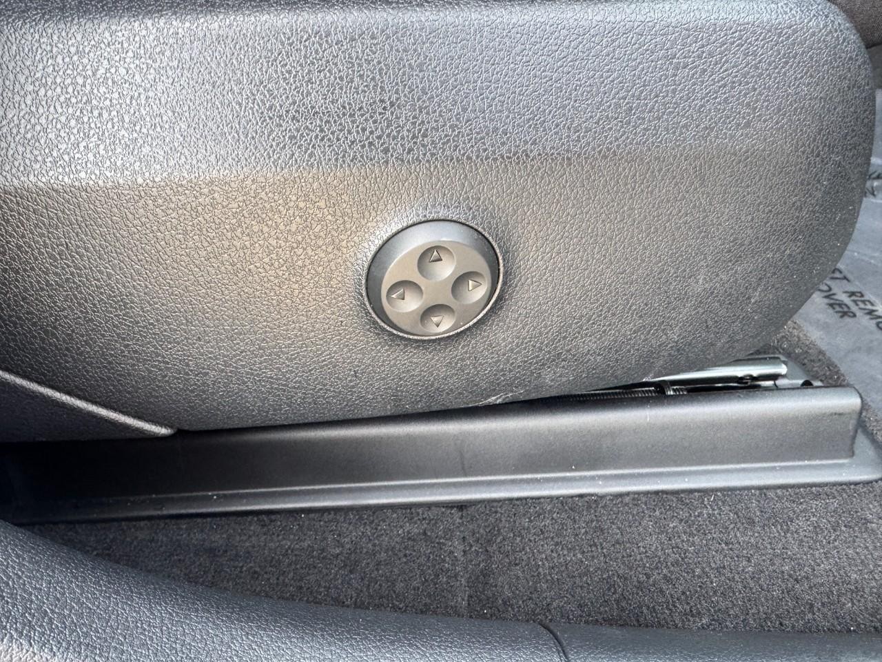 Mercedes-Benz GLC Vehicle Full-screen Gallery Image 18