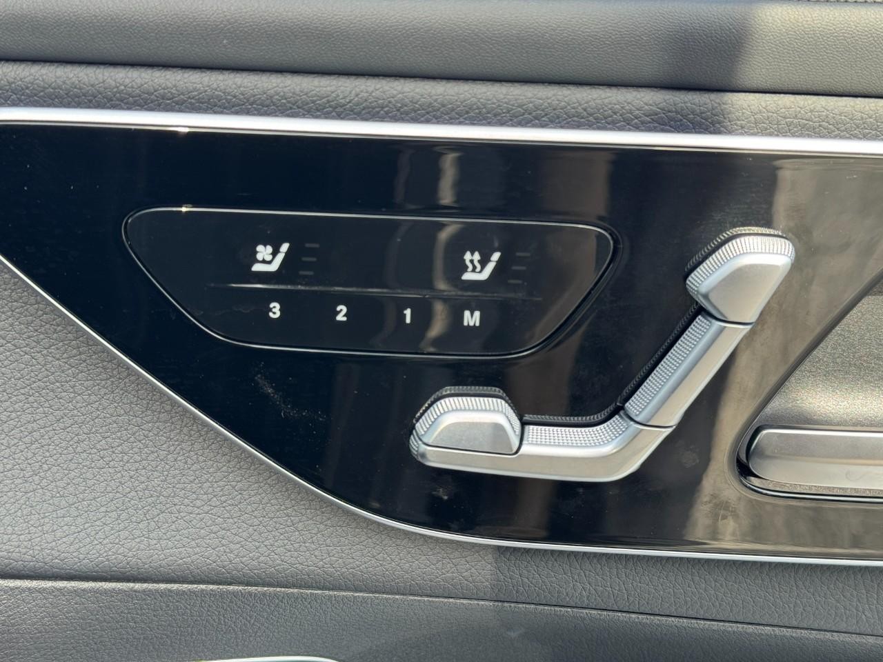 Mercedes-Benz GLC Vehicle Full-screen Gallery Image 19