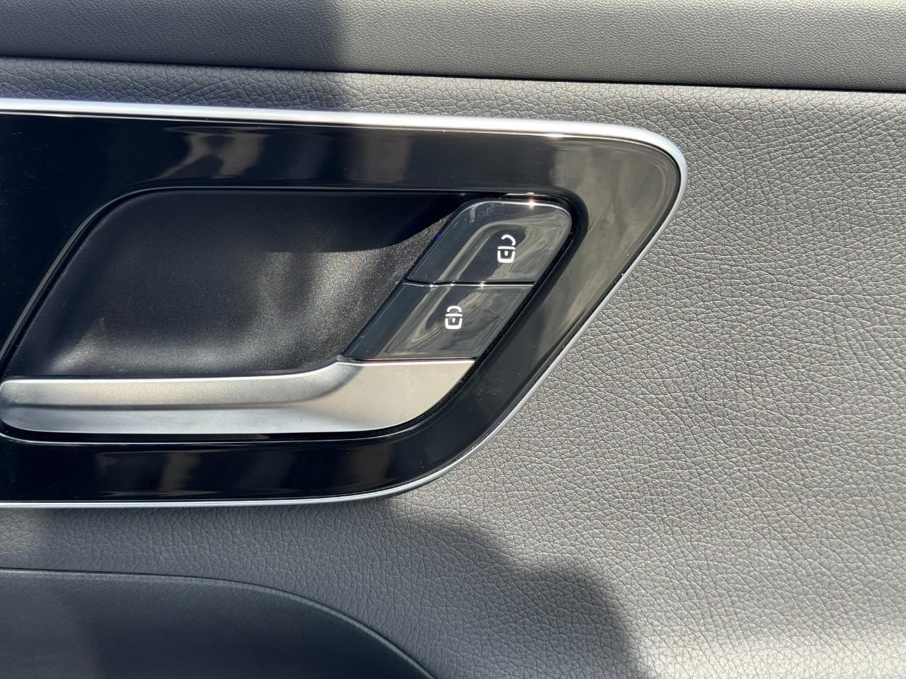 Mercedes-Benz GLC Vehicle Full-screen Gallery Image 20