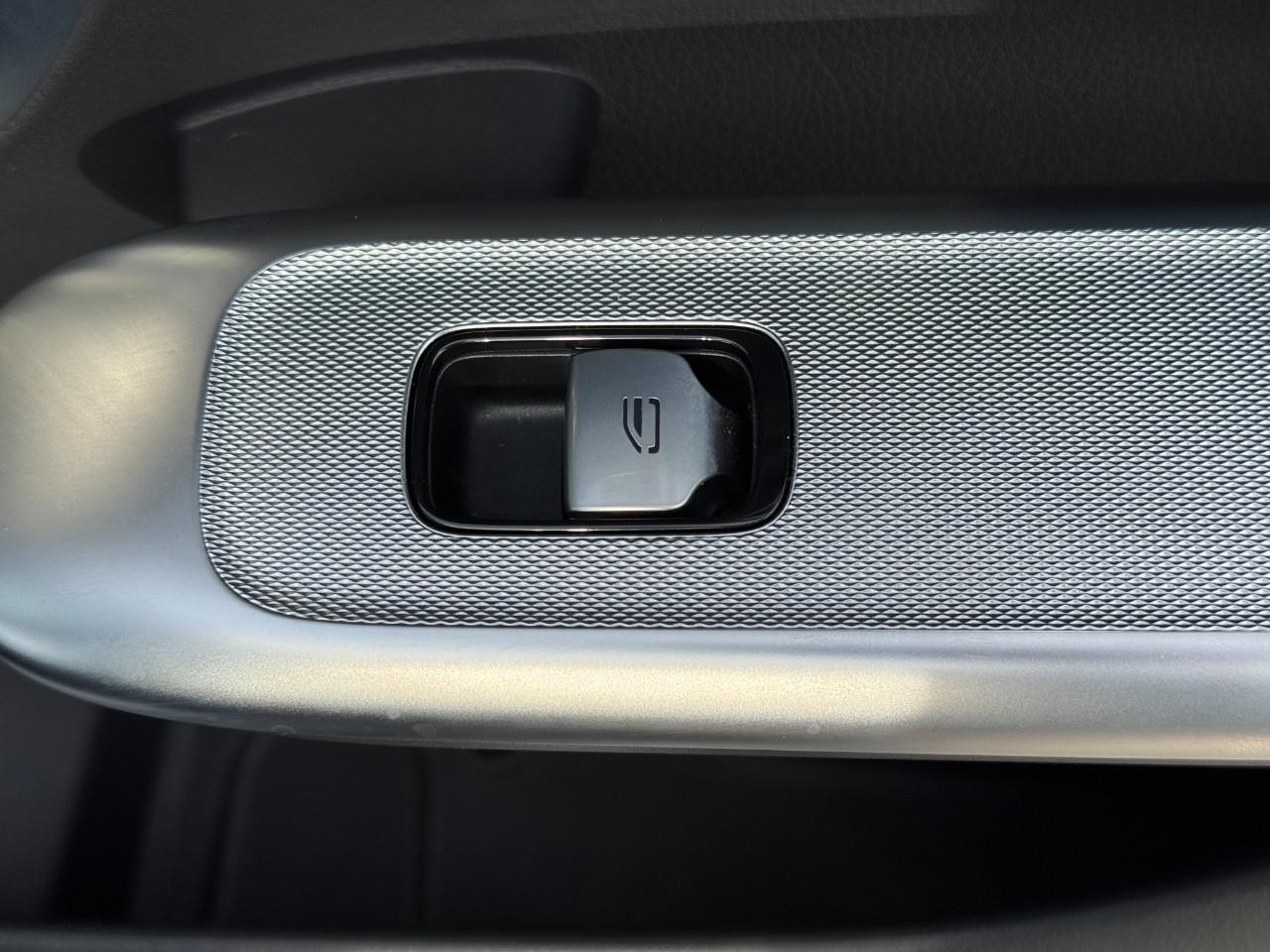 Mercedes-Benz GLC Vehicle Full-screen Gallery Image 21