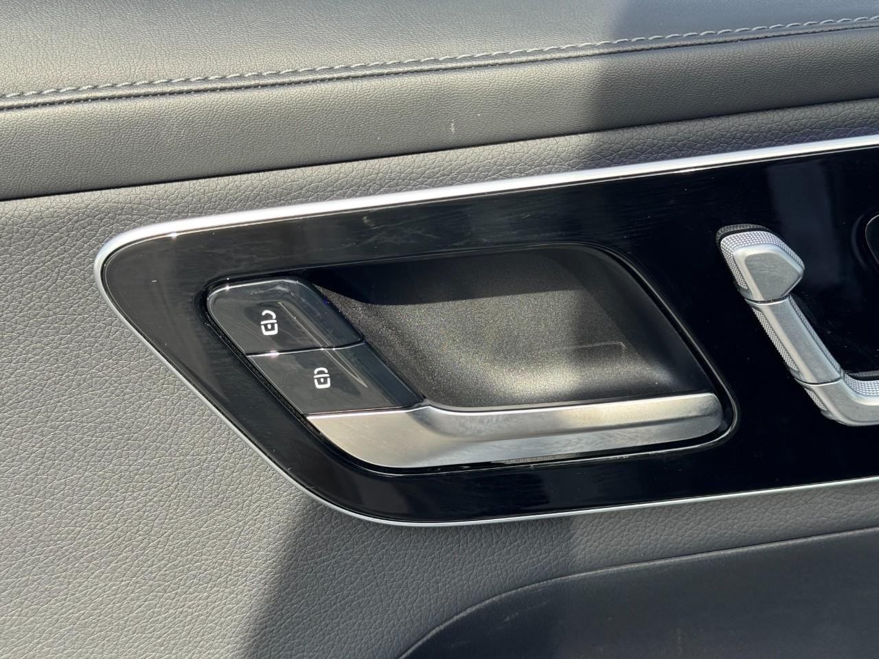 Mercedes-Benz GLC Vehicle Full-screen Gallery Image 23