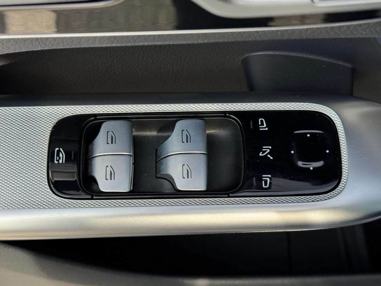 Mercedes-Benz GLC Vehicle Full-screen Gallery Image 24