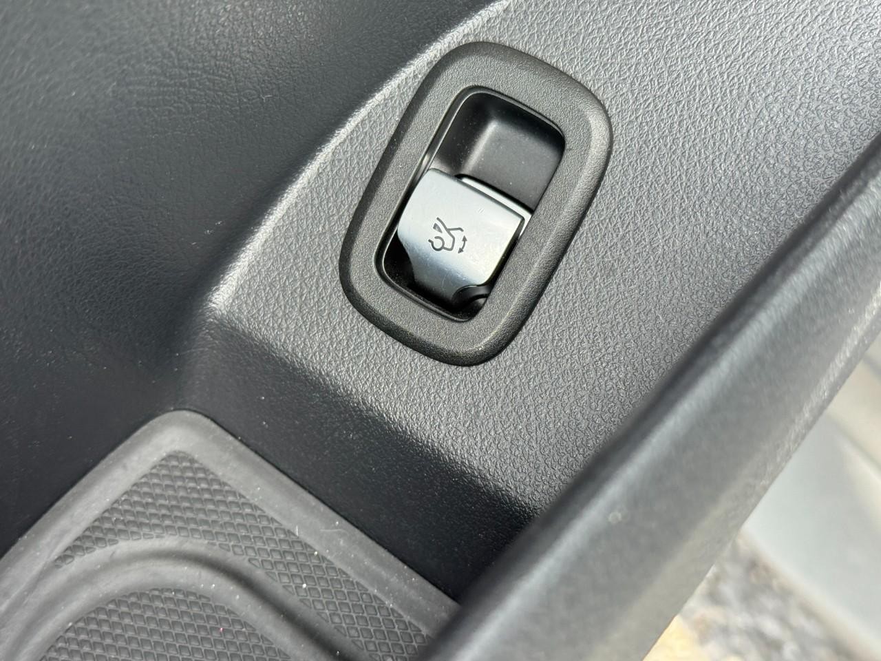 Mercedes-Benz GLC Vehicle Full-screen Gallery Image 26