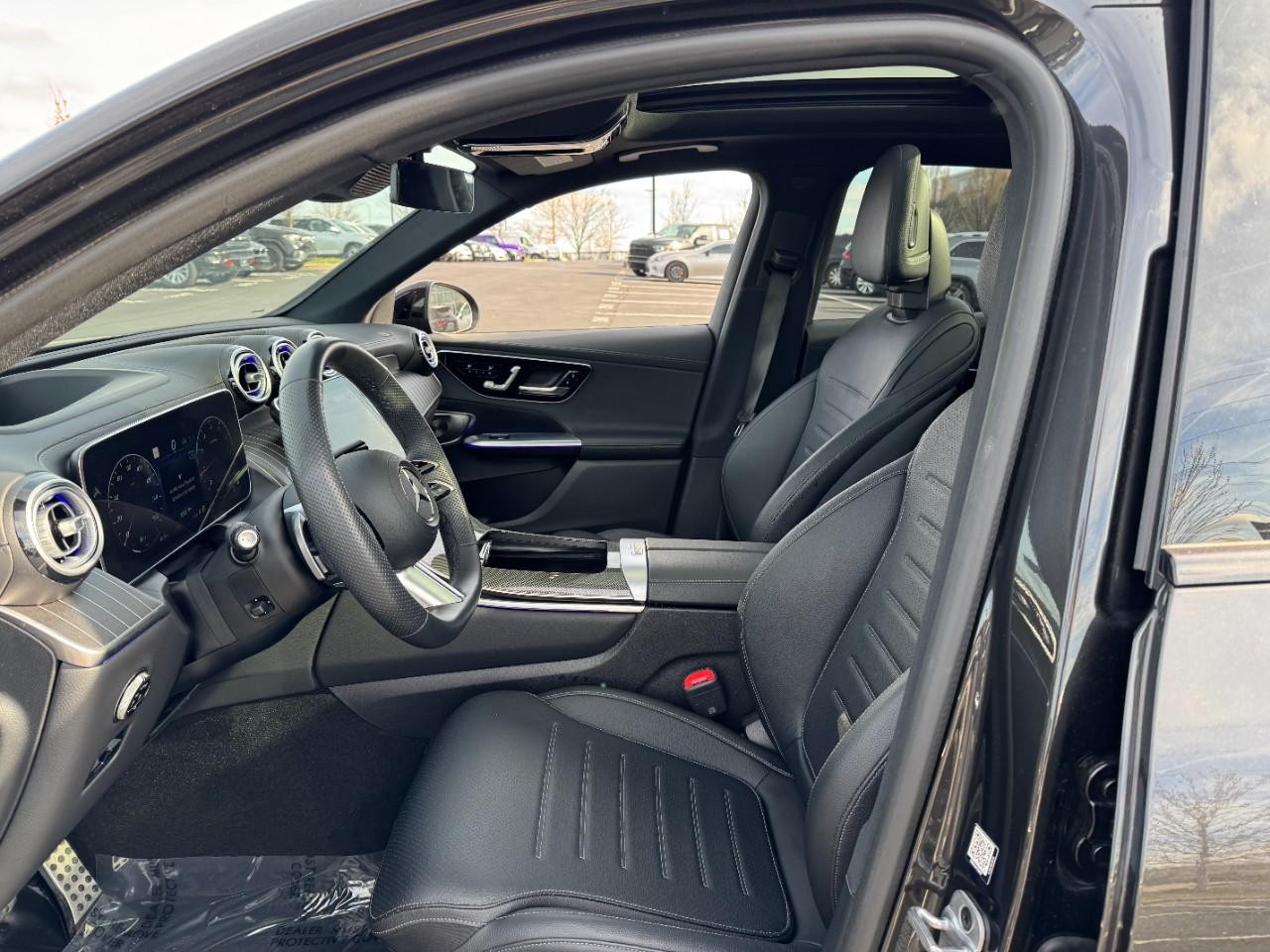 Mercedes-Benz GLC Vehicle Full-screen Gallery Image 27