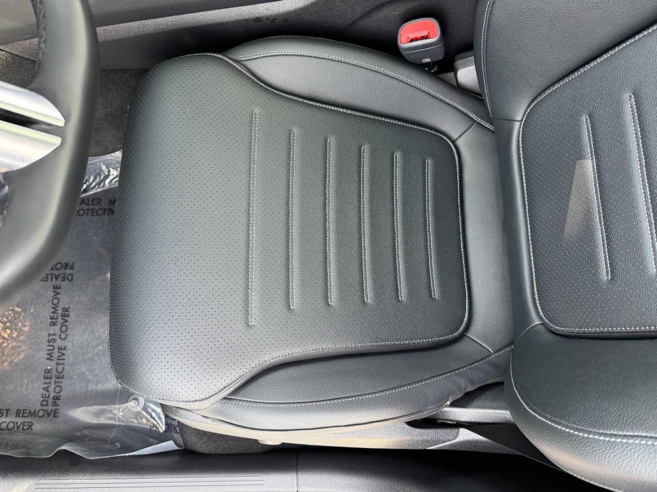 Mercedes-Benz GLC Vehicle Full-screen Gallery Image 28