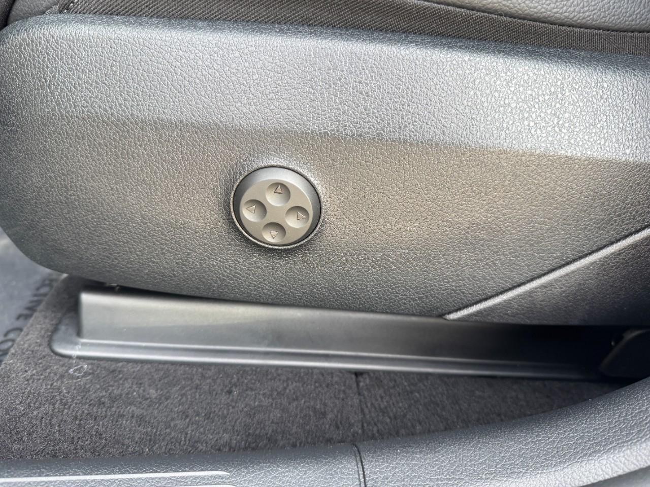 Mercedes-Benz GLC Vehicle Full-screen Gallery Image 29