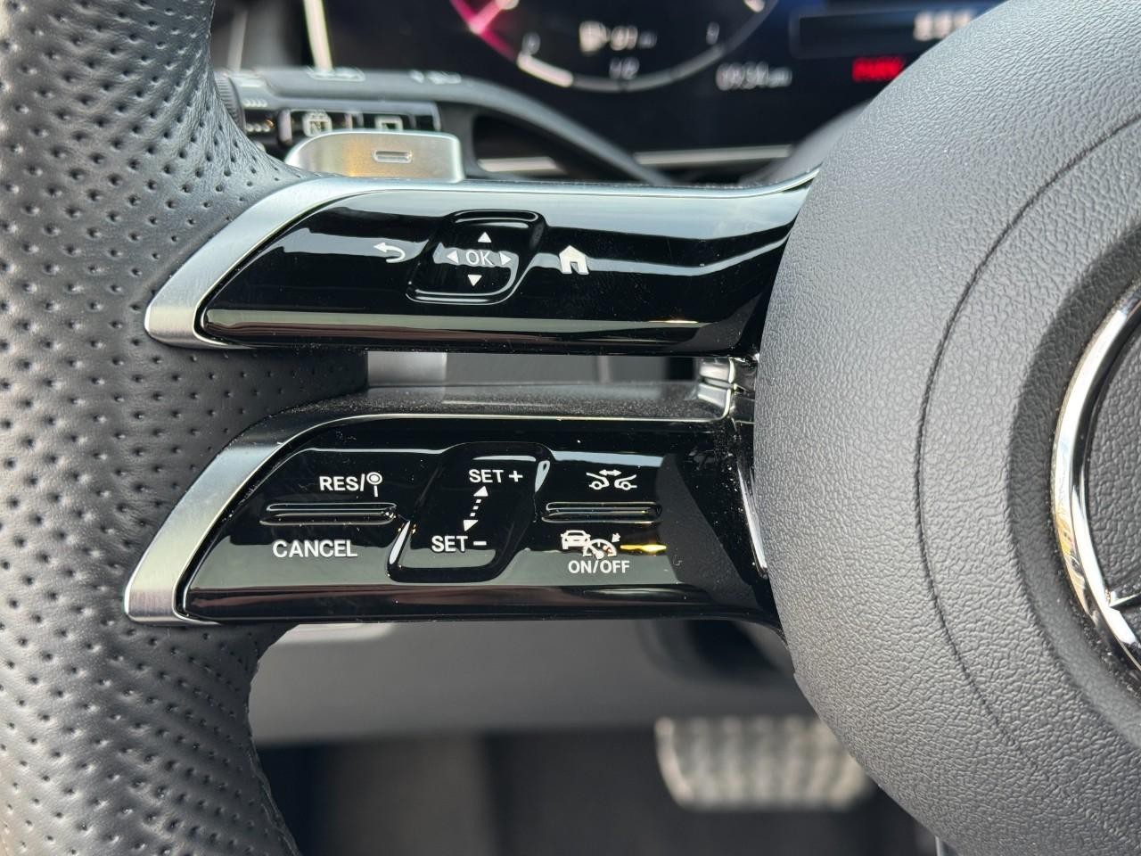 Mercedes-Benz GLC Vehicle Full-screen Gallery Image 31