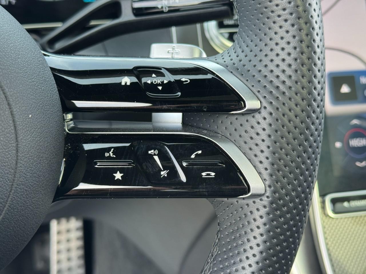 Mercedes-Benz GLC Vehicle Full-screen Gallery Image 32