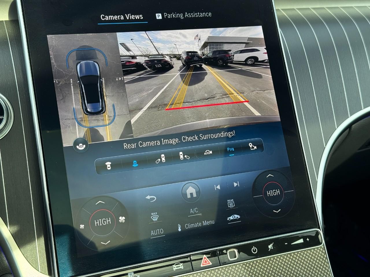 Mercedes-Benz GLC Vehicle Full-screen Gallery Image 35