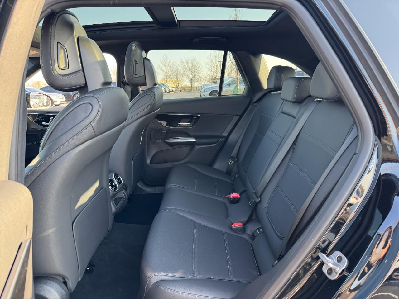 Mercedes-Benz GLC Vehicle Full-screen Gallery Image 8