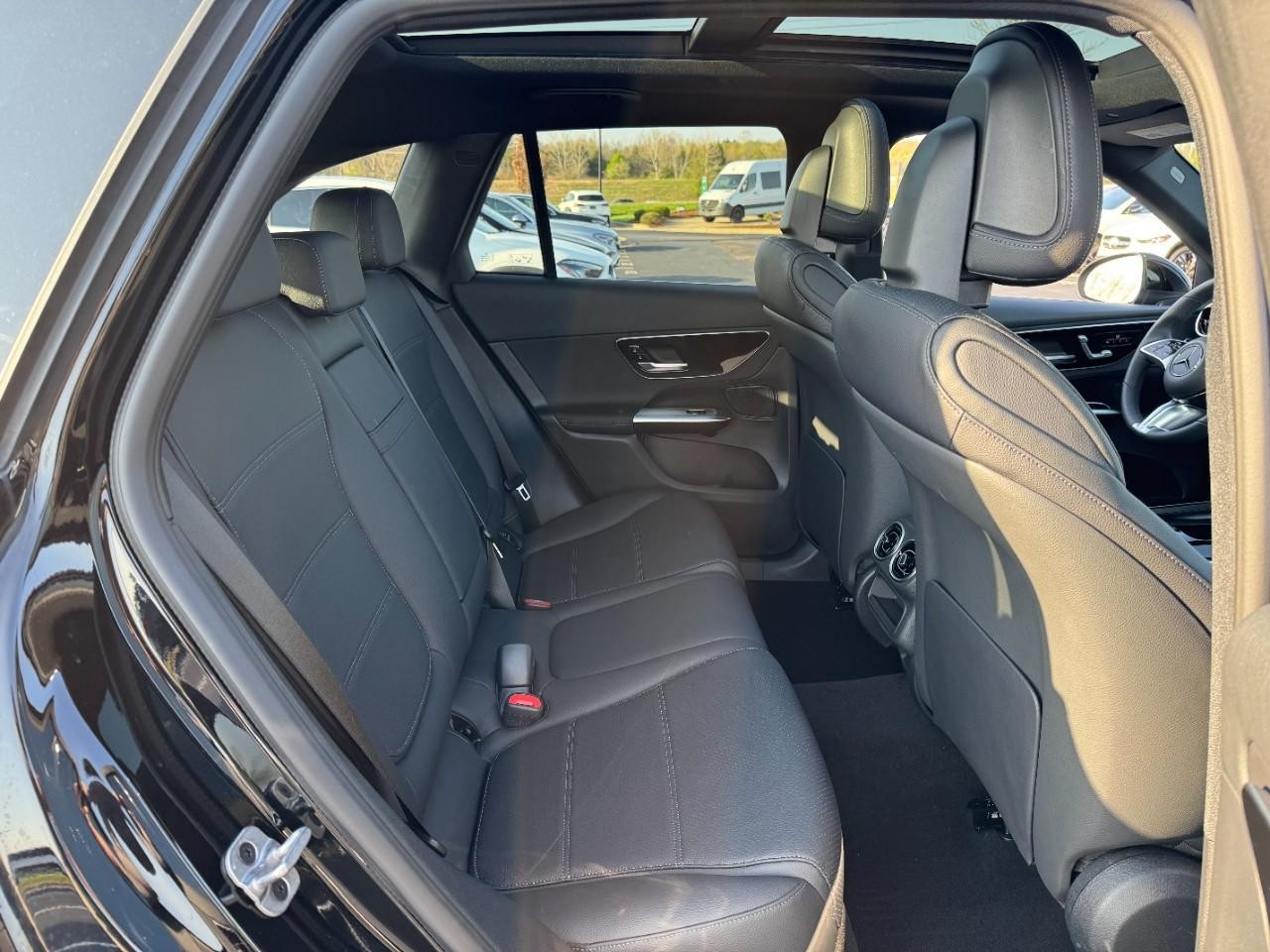 Mercedes-Benz GLC Vehicle Full-screen Gallery Image 10